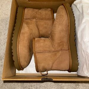 UGG Classic Mini II Chestnut, size 9 women